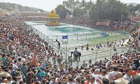 ஏழு குதிரைகளுடன் எழும் ஞாயிறு﻿