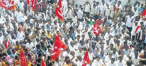 எஸ்விஎஸ் கல்லூரி மாணவிகள் உயிரிழந்த வழக்கு﻿: சிபிஐ-க்கு மாற்ற கோரி ஆர்ப்பாட்டம்﻿ - மார்க்சிஸ்ட் செயலாளர் உட்பட 300 பேர் கைது