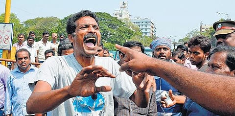 அரசு ஊழியர்கள் மறியல்: 30 ஆயிரம் பேர் கைது