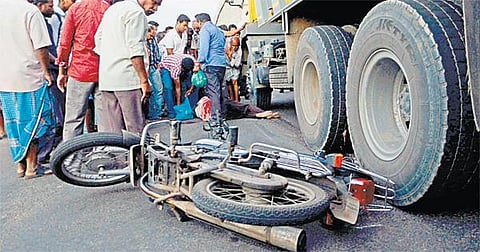 கடந்த ஆண்டில் 15,642 பேர் பலியான சோகம்: அச்சமூட்டும் சாலை விபத்துகள்.. அதிகரிக்கும் உயிரிழப்புகள்