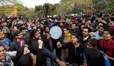 ஜே.என்.யூ. விவகாரம்: நீதிமன்ற வளாகத்தில் மாணவர்கள், பத்திரிகையாளர்கள் மீது தாக்குதல்