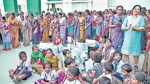 அவிநாசி-அத்திக்கடவு திட்டத்தை நிறைவேற்றக் கோரி﻿ திருப்பூர் ஆட்சியர் அலுவலகம் முற்றுகை﻿: குடும்ப அட்டை, ஆதார் அட்டைகளை ஒப்படைக்க முயற்சி﻿