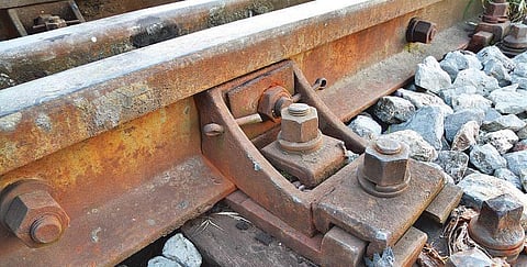 ரயிலைக் குலுக்காத கற்கள்!﻿