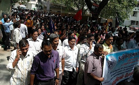 20 அம்ச கோரிக்கைகளை வலியுறுத்தி அரசு ஊழியர் 8-வது நாளாக போராட்டம்: தமிழக முழுவதும் ஒரு லட்சம் பேர் கைது