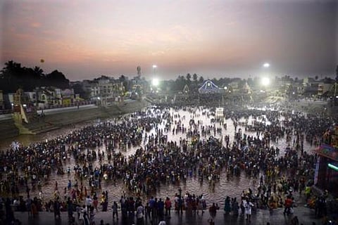 கும்பகோணத்தில் போக்குவரத்து குளறுபடியால் பக்தர்கள் அவதி: சிறப்பு ரயில், பஸ்களில் கூடுதல் கட்டணம் வசூல்