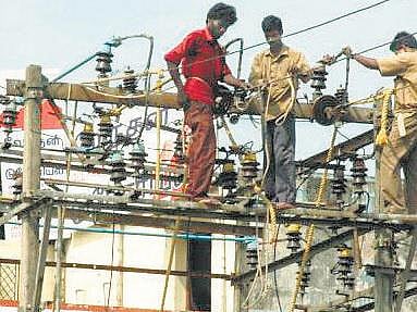 பொதுத்தேர்வு, தேர்தலின்போது மின்தடையை தடுக்க﻿ இந்த மாத இறுதிக்குள் பராமரிப்பு பணிகளை முடிக்க தமிழக அரசு உத்தரவு﻿