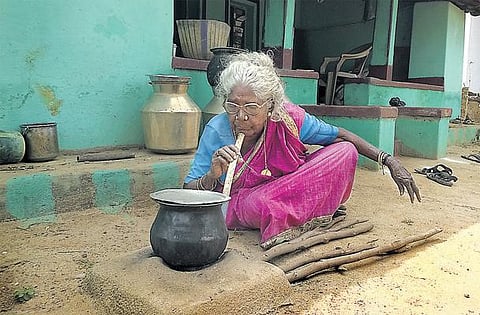 வறுமையில் வாடும் நாட்டுப்புறப் பாடகி கொல்லங்குடி கருப்பாயி﻿: கூடுதல் உதவித் தொகை கேட்டு முதல்வருக்கு மனு﻿