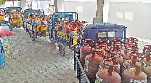 வாக்காளர் விழிப்புணர்வு ஏற்படுத்தும் வகையில்﻿ சமையல் எரிவாயு உருளைகளில் ஸ்டிக்கர்கள்﻿