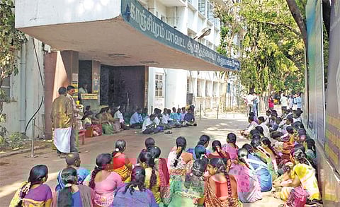 செங்கல்பட்டு வட்டாட்சியர் இடம் மாற்றப்பட்டதைக் கண்டித்து﻿ வருவாய்த் துறை அலுவலர்கள் முற்றுகை போராட்டம்﻿: பறக்கும் படை பணிகள் பாதிப்பு﻿