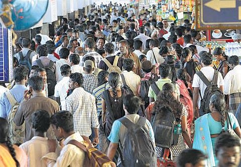 3 நாட்கள் விடுமுறை எதிரொலி﻿: கோயம்பேடு பஸ் நிலையத்தில்  அலைமோதிய மக்கள் கூட்டம்﻿﻿ - 450 சிறப்பு பஸ்கள் இயக்கம்﻿﻿