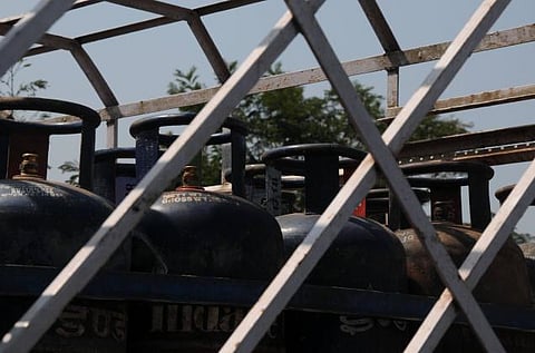 எல்பிஜி சிலிண்டர் விலை ரூ.4 குறைப்பு: விமான எரிபொருள் 8.7% உயர்வு﻿