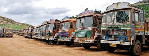 காப்பீடு கட்டண உயர்வுக்கு லாரி உரிமையாளர்கள் கடும் எதிர்ப்பு﻿