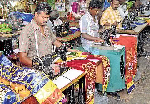 மதுரை புது மண்டபத்தில் அழகர் ஆடைகள் தயாரிப்பு தீவிரம்﻿: சித்திரைத் திருவிழாவுக்காக குவியும் ஆர்டர்கள்﻿