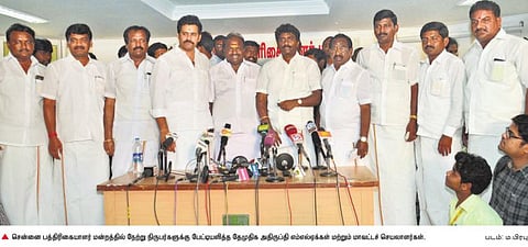 ம.ந.கூட்டணியில் இருந்து விஜயகாந்த் விலக வேண்டும்: சந்திரகுமார் தலைமையில் தேமுதிகவினர்  போர்க்கொடி