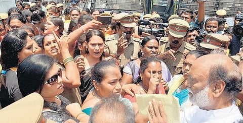 குஷ்புவை கண்டித்து திருநங்கைகள் திடீர் போராட்டம்﻿﻿