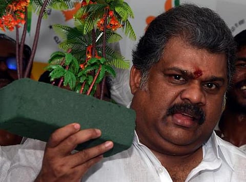 ‘இரட்டை இலை’ சின்னத்தில் போட்டியிட நெருக்கடி: அதிமுக - தமாகா கூட்டணி அமைவதில் சிக்கல்