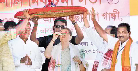 மக்களிடம் பிரிவினையை தூண்டுகிறார் மோடி: அசாம் பிரச்சாரத்தில் காங்கிரஸ் தலைவர் சோனியா காந்தி புகார்﻿