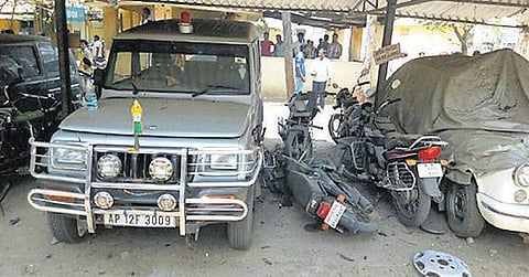 சித்தூர் நீதிமன்ற வளாகத்தில் குண்டு வெடிப்பு﻿: நீதிமன்ற ஊழியர் உட்பட 3 பேர் படுகாயம்﻿