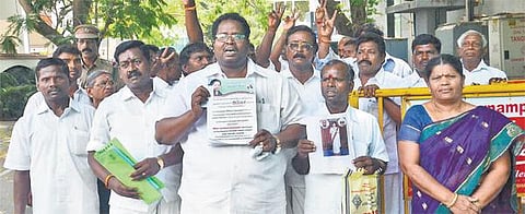 கள்ளக்குறிச்சி வேட்பாளரை மாற்றக் கோரி ஜெ. வீடு அருகே தம்பதி தீக்குளிக்க முயற்சி