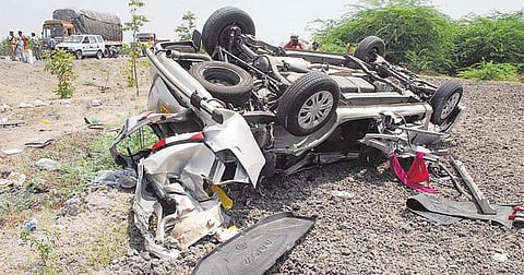 தருமபுரி அருகே﻿ பரிதாபம்: லாரி மீது கார் மோதி குழந்தை உட்பட 4 பேர் பலி﻿