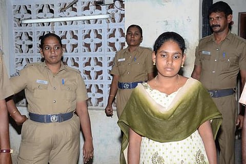 ‘படிப்படியாக மதுவிலக்கு’ என்ற அதிமுகவின் வாக்குறுதி﻿: காலம் கடந்து வந்தாலும் வரவேற்கத்தக்கதே﻿ - தேர்தலின்போதே அமல்படுத்த மதுஒழிப்பு போராளி நந்தினி வலியுறுத்தல்﻿