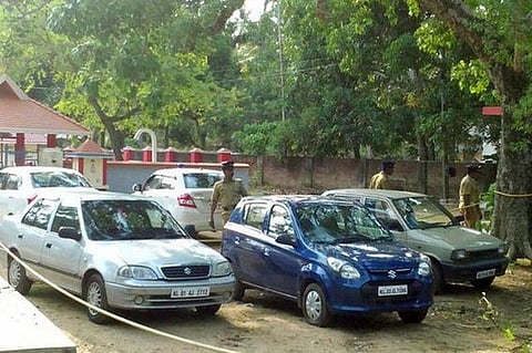 புட்டிங்கல் கோயில் அருகே வெடிபொருட்களுடன் 3 மர்ம கார்கள்: போலீஸார் கைப்பற்றினர்