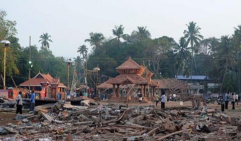 கொல்லம் கோயில் தீ விபத்து: விதிமுறைகள் கடுமையாக மீறப்பட்டதன் பின்னணி