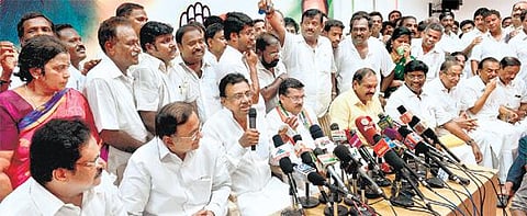 தமாகாவில் இருந்து விலகிய﻿ பீட்டர் அல்போன்ஸ், விஸ்வநாதன் காங்கிரஸில் இணைந்தனர்﻿