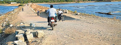 செய்யூர் பக்கிங்காம் கால்வாய் மேம்பால இணைப்பு சாலை பணி: தாமதமாக நடைபெறுவதாக பொது மக்கள் புகார்﻿