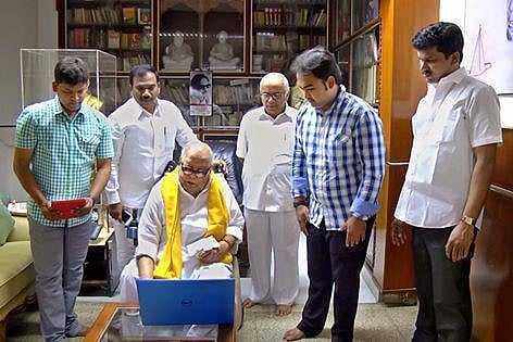 இளைஞர்களை கவர இணையதள பிரச்சாரம்: திமுக தலைவர் கருணாநிதி தொடங்கி வைத்தார்