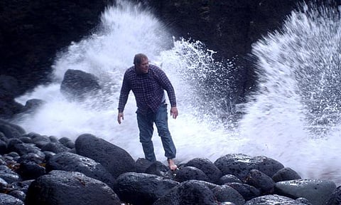 கடலாழத்தில் மூழ்கியவர்களை காப்பாற்ற முயன்றவனின் கதை