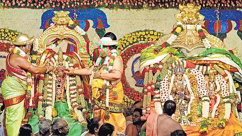 பல்லாயிரக்கணக்கான பக்தர்கள் முன்னிலையில்﻿ மீனாட்சி திருக்கல்யாணம்﻿: இன்று மாசி வீதிகளில் தேரோட்டம்﻿