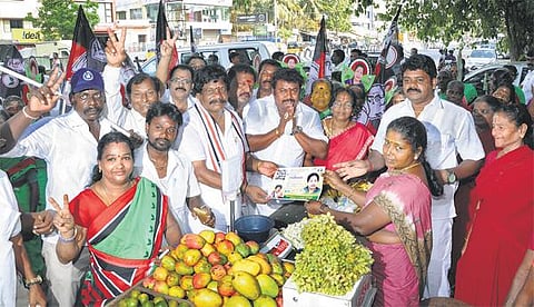 வேளச்சேரியை கைப்பற்ற வேட்பாளர்கள் தீவிரம்﻿: வீடு வீடாக சென்று வாக்கு சேகரிப்பு