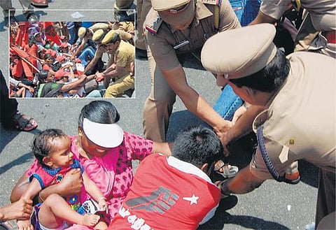 ‘டாஸ்மாக்’ மூடக் கோரி போராட்டம்; போலீஸாருடன் தள்ளுமுள்ளு: சென்னை, திருச்சியில் மக்கள் அதிகாரம் அமைப்பினர் 500 பேர் கைது﻿