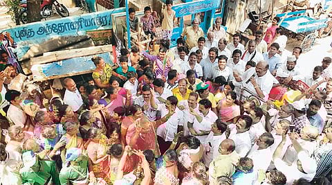 தொண்டர்களின் களைப்பை போக்க பிரச்சாரத்தில்﻿ எம்ஜிஆர் பாடல்களைப் பாடிய ஜெயக்குமார்﻿