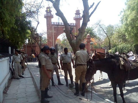 அலிகர் பல்கலை. மாணவர் கோஷ்டி மோதலில் இருவர் பலி; பதற்றம்: மத்திய பாதுகாப்பு படை குவிப்பு