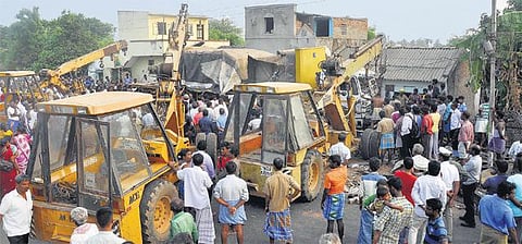 திருவள்ளூர் அருகே பரிதாபம்﻿﻿: வீடுகளுக்குள் புகுந்த கன்டெய்னர் லாரி  2  வயது குழந்தை உட்பட  5  பேர் பலி;  4  பேர் படுகாயம்﻿﻿