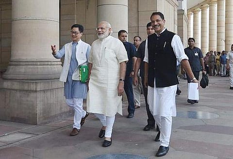 மாநிலங்களவையில் எதிர்க்கட்சித் தலைவர்களுடன் கைகுலுக்கிய பிரதமர் மோடி