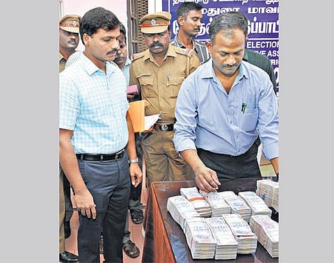 சென்னையில் இருந்து மதுரைக்கு வந்த﻿﻿ ஆம்னி பஸ்ஸில் ரூ.50 லட்சம் பறிமுதல்: தேர்தல் அதிகாரிகள் நடவடிக்கை﻿﻿