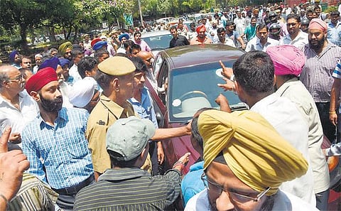 டீசல் கார்களுக்கு தடை எதிரொலி: டெல்லியில் ஓட்டுநர்கள் போராட்டம்﻿