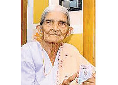 கேரளாவில் 100-வது பிறந்த நாளில் வாக்காளர் அட்டை பெற்ற மூதாட்டி﻿