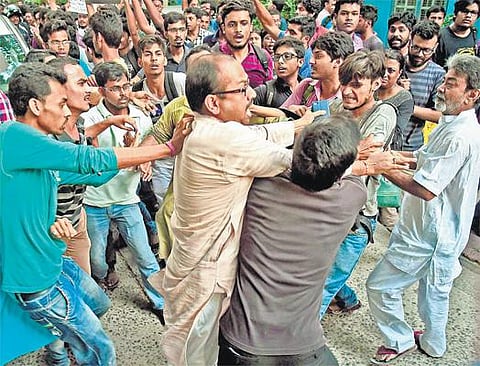 ஜாதவ்பூர் பல்கலைக்கழகத்தில் திடீர் மோதல்﻿: மாணவிகளை மானபங்கப்படுத்த முயற்சி - நடவடிக்கை எடுக்க ஆளுநர் உத்தரவு﻿