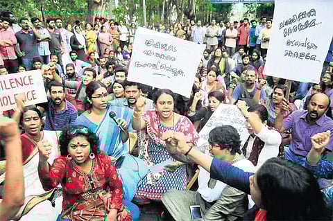 பார்வை: பெண்கள் வாழத் தகுதியற்றதா இந்தியா?﻿