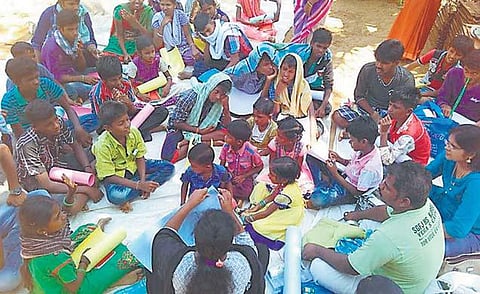 மலை உச்சியில் குழந்தைகள் கும்மாளம்