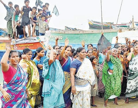 நாட்டுப்படகு மீனவர்களை விடுதலை செய்ய வலியுறுத்தி﻿﻿ தங்கச்சிமடத்தில் மீனவப் பெண்கள் கடலில் இறங்கி ஆர்ப்பாட்டம்﻿