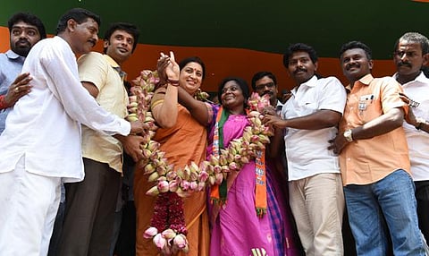 இரட்டை விரல் காட்டிய ஸ்மிருதி இரானி... சட்டென தடுத்த தமிழிசை!