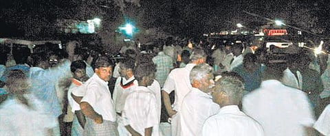 அதிமுகவினர் பணம் பட்டுவாடா செய்வதாகக் கூறி மடத்துக்குளத்தில் திமுகவினர் சாலை மறியல்﻿