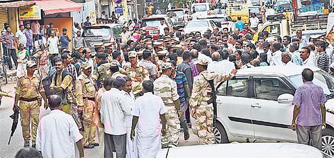 கோவையில் அதிமுக - பாஜக மோதல்: கார் கண்ணாடி உடைப்பு﻿