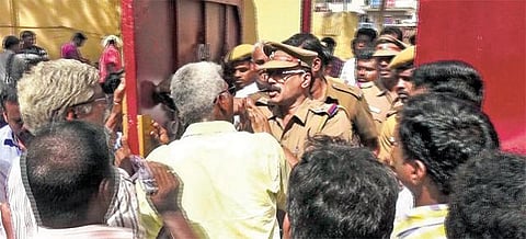 பல்லாவரம் தொகுதியில்﻿ தபால் வாக்குச் சீட்டு கிடைக்காததால் ஊழியர்கள் திடீர் போராட்டம்﻿: தேர்தல் நடத்தும் அலுவலரை முற்றுகையிட்டதால் பரபரப்பு﻿