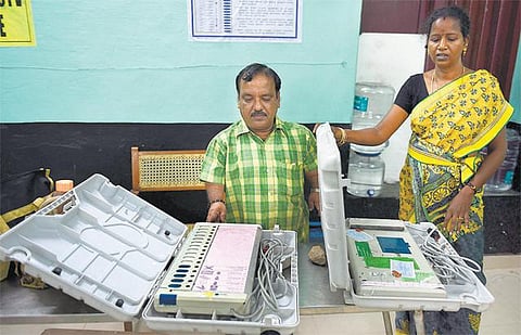 பலத்த போலீஸ் பாதுகாப்புடன் அனைத்து தொகுதிகளுக்கும் வாக்குப் பதிவு இயந்திரங்கள் அனுப்பிவைப்பு﻿: சென்னையில் இன்று 39 லட்சம் பேர் வாக்களிக்கின்றனர்﻿